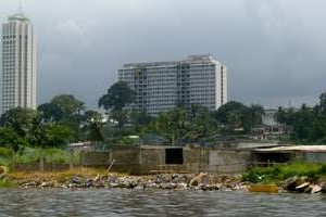 Tas d’ordures sur la berge, au quartier Blokhaus d’Abidjan, au pied de l’hôtel Ivoire. © Aurélie Fontaine pour J.A.