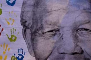 Portrait de Nelson Mandela devant l’établissement où il est soigné, le 18 juillet 2013. © Stephane De Sakutin/AFP