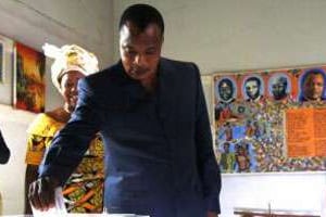 Le président congolais Denis Sassou Nguesso vote aux législatives en 2012. © AFP