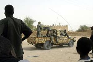 Des soldats maliens patrouillent dans les rues de Kidal. © AFP