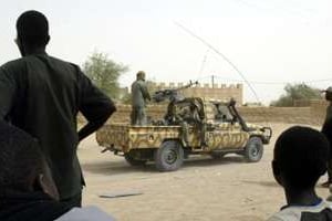 Des soldats maliens patrouillent dans les rues de Kidal, le 27 mai 2006. © AFP