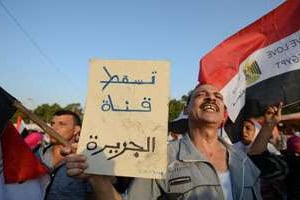 Des manifestants égyptiens brandissent des pancartes « A bas Al-Jazeera », au Caire le 4 juillet 2013 © AFP/Khaled Desouki
