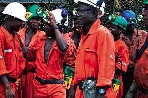 Devant une mine d’or au Ghana. Le secteur extractif est le premier concerné par les politiques dites de local content. © Alamy/Photo112