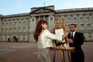 Écriteau devant le palais de Buckingham pour annoncer la naissance du fils de Kate et William. © AFP