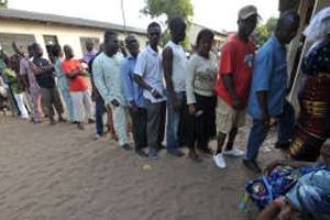 Des Togolais devant un bureau de vote, à Lomé, lors de la présidentielle de 2010. © AFP