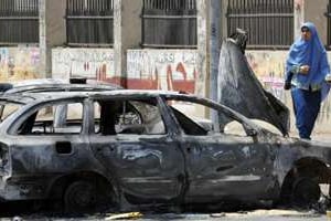 Des voitures brûlées près de l’Université du Caire, le 23 juillet 2013. © AFP