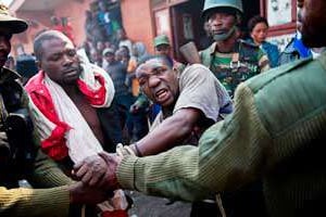 Arrestation d’un homme accusé d’espoinnage en faveur du M23 à Munigi, le 16 septembre. © Phil Moore/AFP