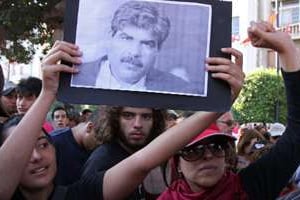 Une tunisienne tient le portrait de Mohamed Brahmi, assassiné le 25 juillet 2013 à Tunis. © AFP
