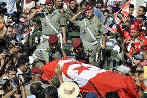 Le cercueil de Mohamed Brahmi salué par les militaires le 27 juillet 2013 à Tunis. © AFP