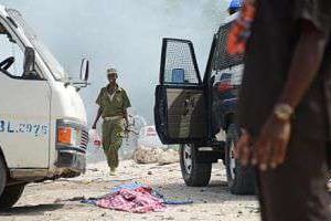 Des membres des forces somaliennes après un attentat, le 5 mai 2013 à Mogadiscio. © AFP