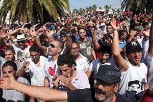 Des Tunisiens protestent contre le gouvernement, le 27 juillet 2013 à Tunis. © AFP