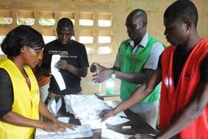 Des membres de la Ceni du Togo comptent les votes,le 25 juillet 2013 à Lomé. © AFP