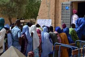 File d’attente de Maliens devant un bureau de vote, le 28 juillet 2013 à Tombouctou. © AFP/Serge Daniel