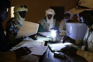 Des agents électoraux procèdent au décompte des bulletins de vote à Kidal. © AFP