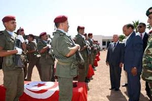 Moncef Marzouki devant les cercueils de soldats tués, le 30 juillet 2013 à Kasserine. © AFP