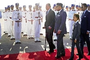 Mohammed VI accueille Juan Carlos, le 15 juillet, à l’aéroport de Rabat. © JJ Guillen/EFE/SIPA