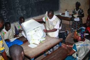 Ouverture des urnes électorales le 28 juillet 2013 à Bamako. © AFP