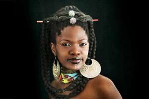 La chanteuse native du Cap, Sibongile Mbambo, signe des textes volontiers mélancoliques. © Patrick Gherdoussi