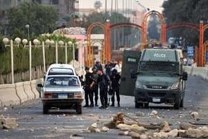 La police bloque une route de Giza, au sud du Caire, le 2 août 2013. © AFP