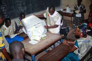 Des Maliens comptent les votes réalisés à l’occasion du premier tour de la présidentielle. © AFP