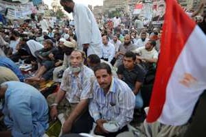 Des militants pro-Morsi en sit-in, le 3 août 2013, sur la place Rabaa al-Adawiya, au Caire. © AFP