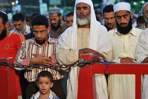Des partisans de Mohamed Morsi prient, le 3 août 2013 au Caire. © AFP