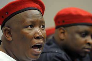 L’opposant Julius Malema (au centre), à Johannesburg, le 11 juillet. © ALEXANDER JOE/AFP