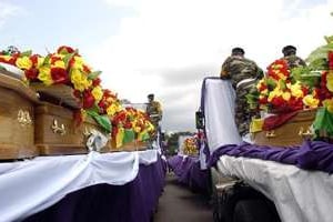 Un convoi transportant les cercueils de victimes d’une explosion, le 11 mars 2012 à Brazzaville. © AFP
