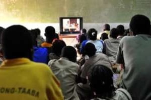 Des écoliers burkinabès regardent la télévision, le 3 mars 2009 à Ouagadougou. © AFP/Georges Gobet