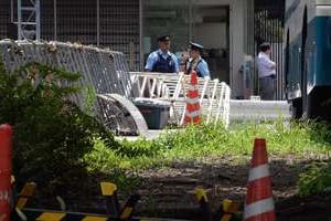 Des policiers surveillent l’ambassade américaine à Tokyo, le 4 août 2013. © AFP