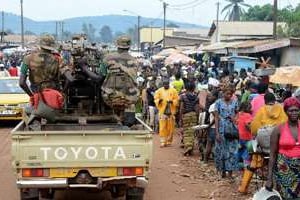 Des membres de la Fomac patrouillant à Bangui. © AFP