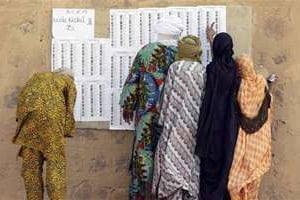 Des listes électorales à Kidal, lors du premier tour de la présidentielle. © AFP
