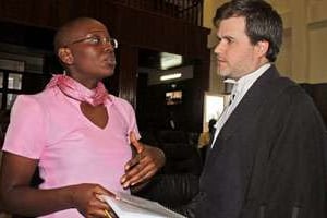 Victoire Ingabire et son avocat, à la Cour suprême, le 25 mars. © STEPHANIE AGLIETTI / AFP