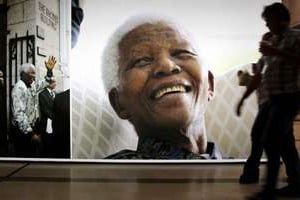 Un portrait géant de Nelson Mandela au Cap, le 27 juin 2013. © AFP