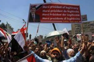 Des partisans pro-Morsi manifestent, le 9 août 2013 au Caire. © AFP