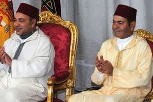 Le roi du Maroc, Mohammed VI (à g.) et le prince Moulay Rachid, en Espagne, le 16 juillet. © FADEL SENNA/AFP
