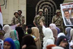 Des soldats égyptiens surveillent une manifestation pro-Morsi, au Caire le 11 août 2013. © AFP