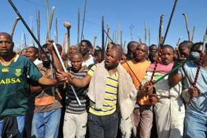 Des mineurs sud-africains en grève à Marikana le 10 septembre 2012. © AFP