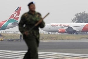 Les avions de Kenya Airways sont restés cloués au sol après l’incendie qui a ravagé l’aéroport. © Reuters