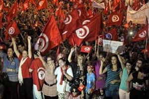 Des opposants pouvoir islamiste devant l’Assemblée constituante à Tunis le 13 août 2013. © AFP/Fethi Belaid