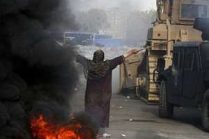Une Egyptienne tente d’arrêter un bulldozer. © AFP