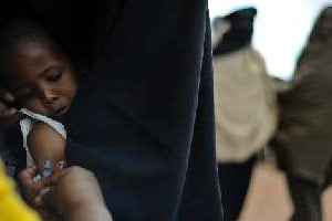 Un enfant somalien se fait vacciner contre la polio, dans un camp de réfugié au Kenya. © AFP