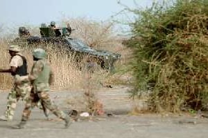 Des soldats négrians patrouillent au nord de l’état de Borno , le 5 juin 2013. © AFP