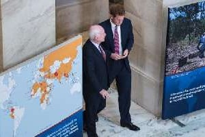 Le prince Harry en compagnie du sénateur américain John McCain, à Washington le 9 mai 2013. © AFP