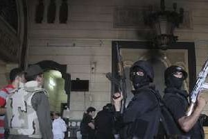 Des policiers montent la garde dans une salle de la mosquée mosquée Al-Fath, samedi. © Reuters/Muhammad Hamed