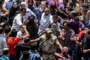 Des militaires évacuent des personnes retranchées dans la mosquée Al-Fath du Caire, le 17 août. © AFP
