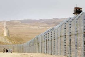 La barrière métallique marquant la frontière entre l’Égypte et Israël. © AFP