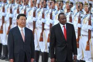 Le président kényan Kenyatta et son homologue chinois Xi Jinping, le 19 août 2013 à Pékin. © AFP