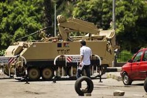 Un char de l’armée égyptienne stationné au Caire, le 19 août 2013. © AFP