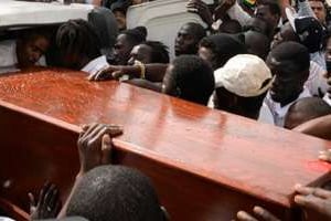 Des Sénégalais portent, le 19 août, le cercueil de leur compatriote tué à Rabat. © AFP